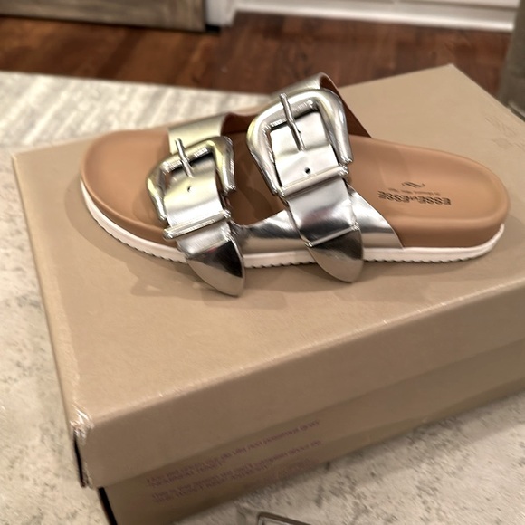 ESSEutESSE SILVER Sandals sz7 NEW - Picture 2 of 6